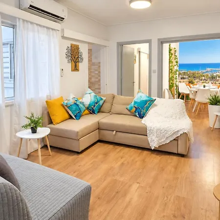 Finikoudes Marina Beachfront Grand Appartamento *