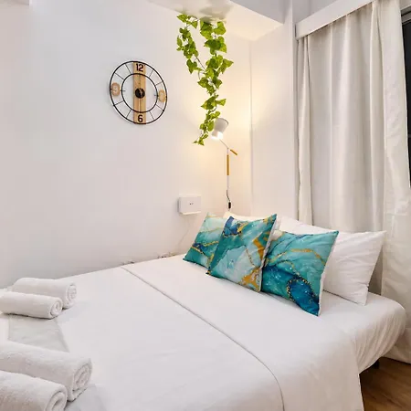 Finikoudes Marina Beachfront Grand Appartamento *