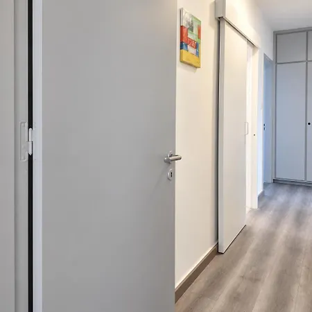 Finikoudes Marina Beachfront Grand Appartamento *