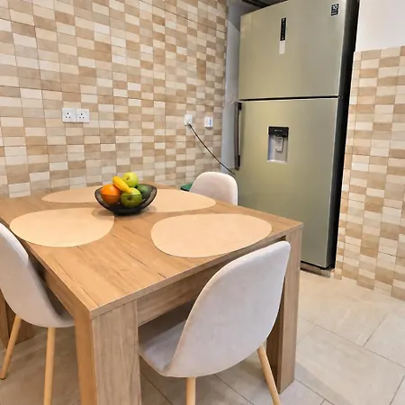 Finikoudes Marina Beachfront Grand Appartamento *
