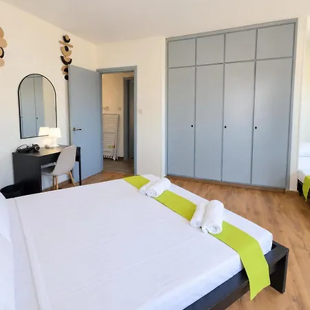 Finikoudes Marina Beachfront Grand Appartamento