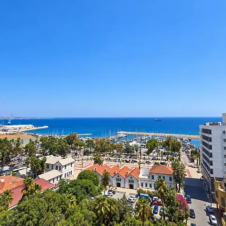 Finikoudes Marina Beachfront Grand Appartamento *