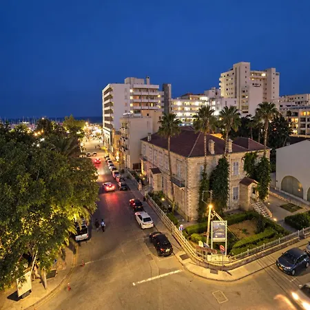 Finikoudes Marina Beachfront Grand Appartamento
