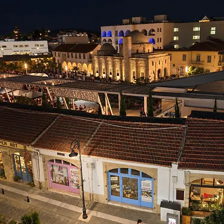 Finikoudes Marina Beachfront Grand Appartamento